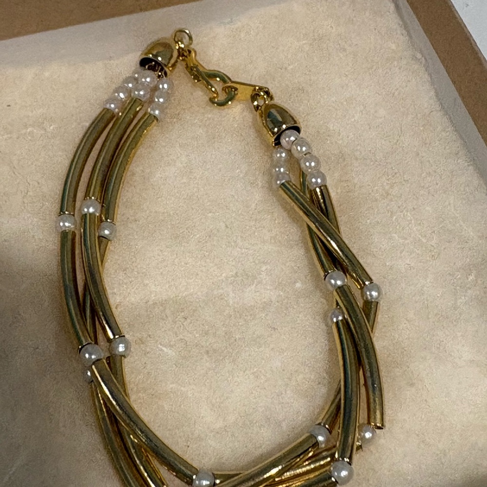 Elegant Gold and White Pearl Vintage Bracelet